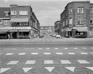 856883 Gezicht in de Voltastraat te Utrecht, vanaf de Amsterdamsestraatweg, met links het hoekpand Amsterdamsestraatweg ...